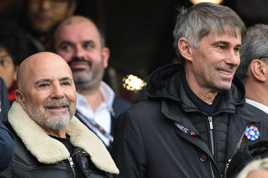 Jorge Sampaoli, junto al director deportivo del Rennes, Frederic Masssara 