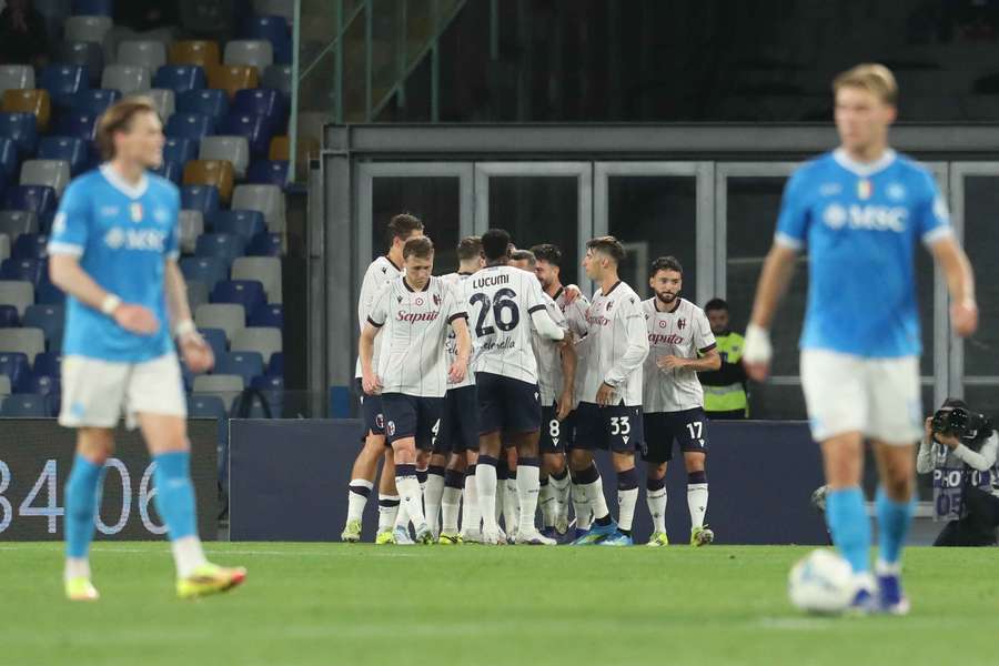 Boloňa vyhrála v Neapoli 3:2. Boloňa vyhrála v Neapoli 3:2.