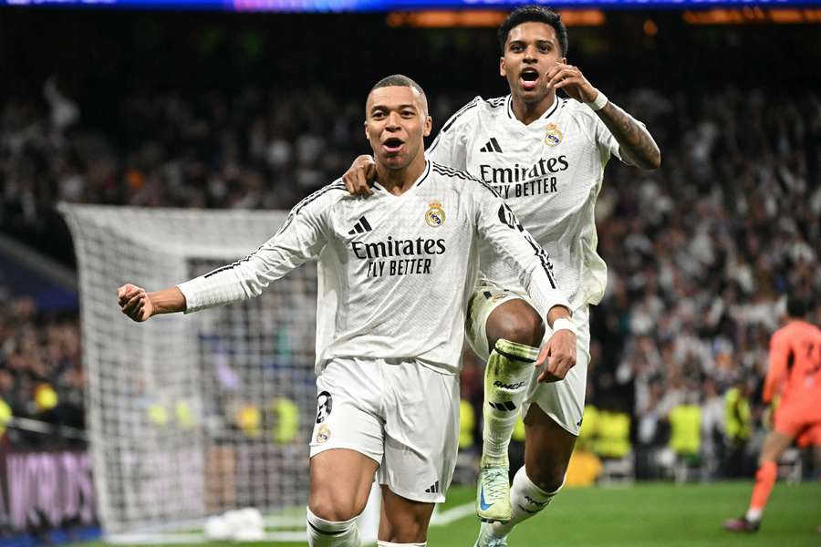 Mbappé celebra con Rodrygo el 2-0
