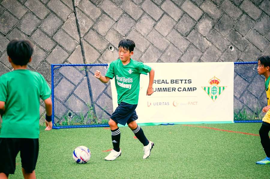 Niños en Japón en el campus del Betis