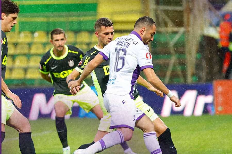 Superliga etapa #11 | Pe o ploaie torențială, FC Argeș pierde la Mioveni cu CFR, deși piteștenii au ratat mari ocazii Superliga etapa #11 | Pe o ploaie torențială, FC Argeș pierde la Mioveni cu CFR, deși piteștenii au ratat mari ocazii