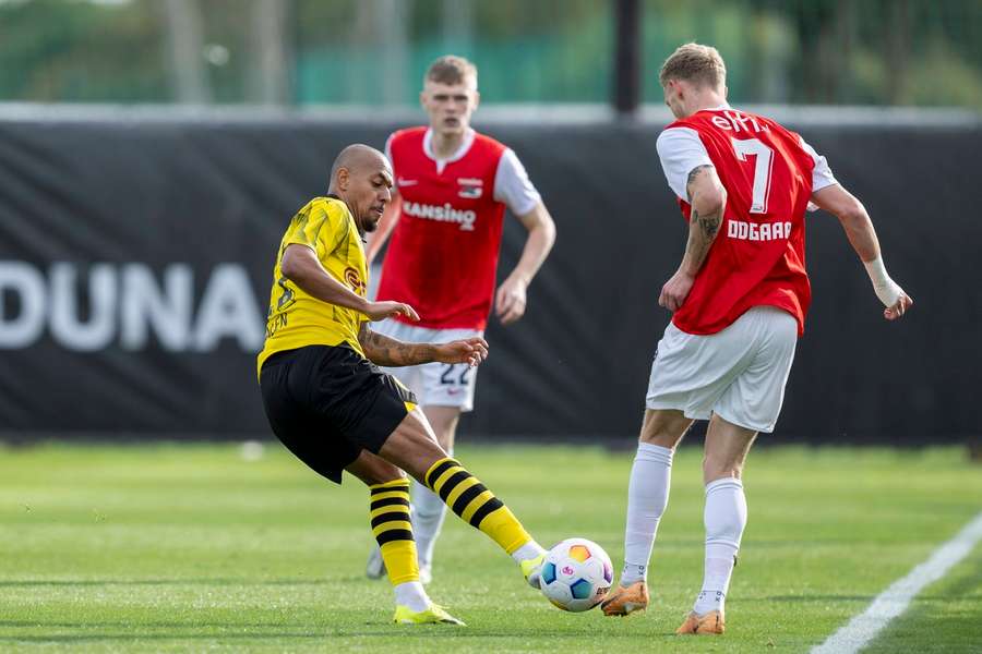 Donyell Malen en Jens Odaard in actie