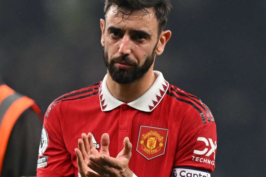 Bruno Fernandes applauds supporters after Man Utd's draw with Tottenham