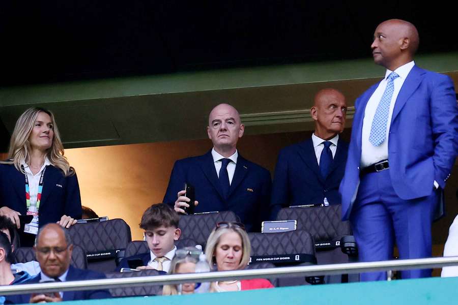 Collina (secondo da destra) e Infantino (alla sua sinistra) all’Azteca di Città del Messico