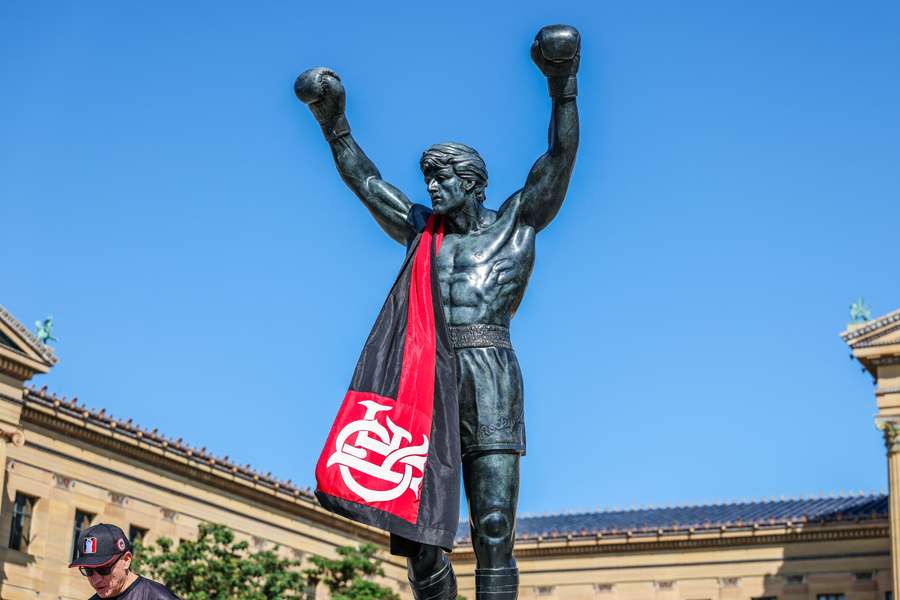 Rocky coberto com a bandeira do Flamengo na Filadélfia