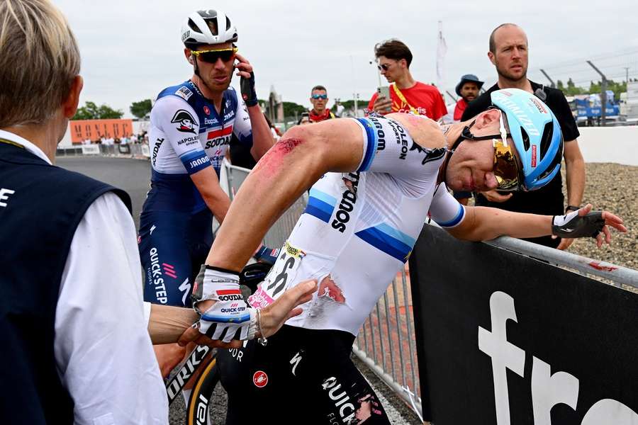 Fabio Jakobsen stond gehavend aan de start door een val in de vierde etappe