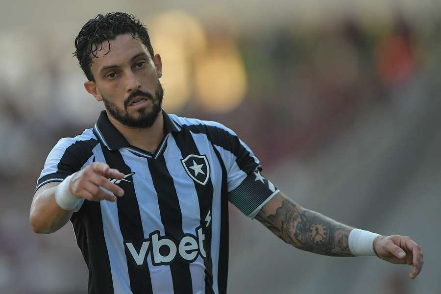 Alex Telles é o capitão do Botafogo em busca da classificação