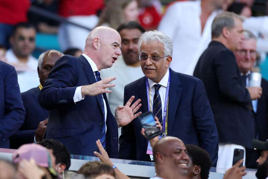 Der asiatische Verbandspräsident Salman bin Ibrahim Al Khalifa im Gespräch mit Infantino Der asiatische Verbandspräsident Salman bin Ibrahim Al Khalifa im Gespräch mit Infantino