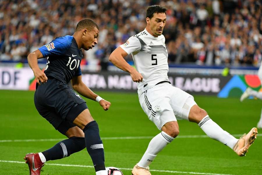 Im Nationaldress schaffte es Mats Hummels, Mbappe zu stoppen.