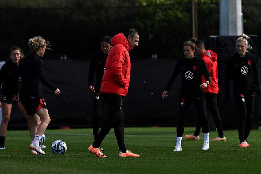 Vlatko Andonovski no treino antes do jogo com os Países Baixos
