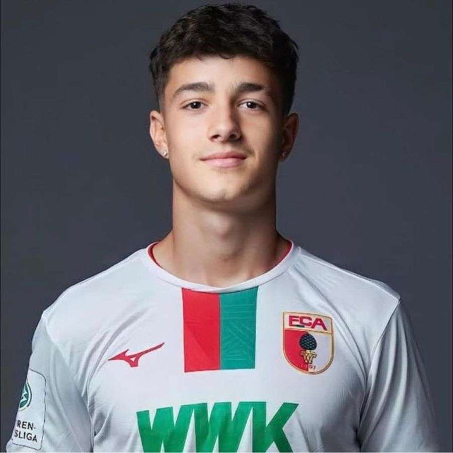 Luca Bărbulescu în tricoul lui Augsburg Luca Bărbulescu în tricoul lui Augsburg