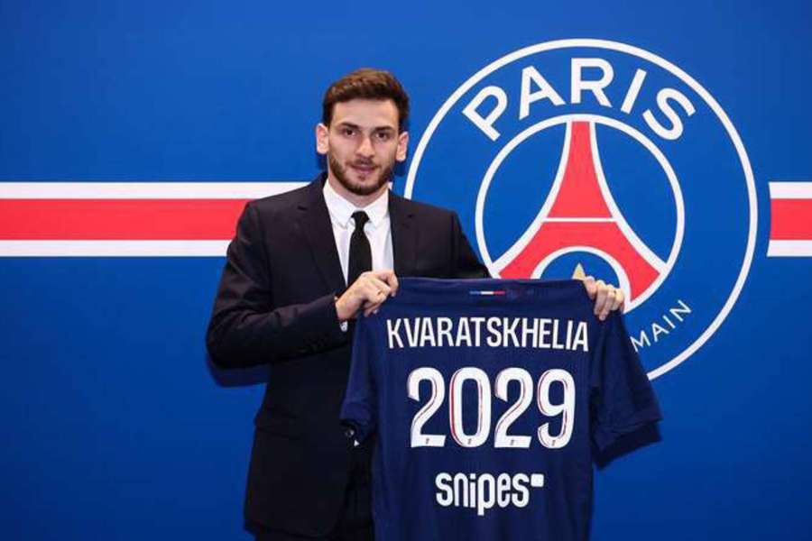 Kvaracchelija opustil po necelých třech letech Neapol a přestoupil do PSG.