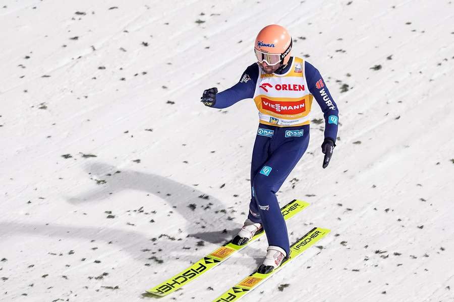 Pius Paschke trägt das Gelbe Trikot des Weltcup-Führenden.