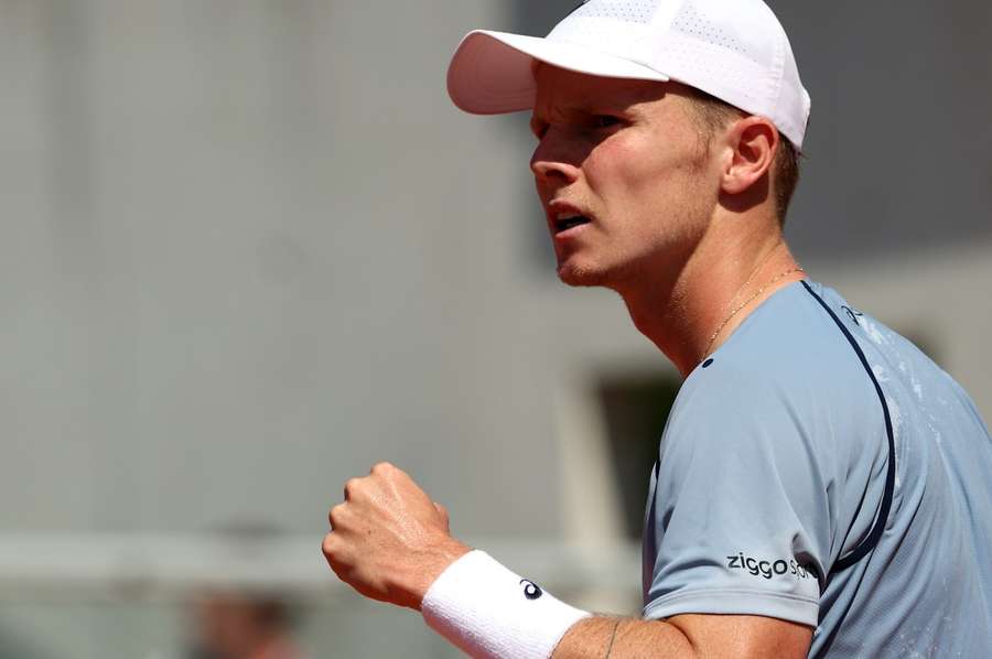 Jesper de Jong durante o seu encontro de Roland Garros frente a Federico Cina Jesper de Jong durante o seu encontro de Roland Garros frente a Federico Cina