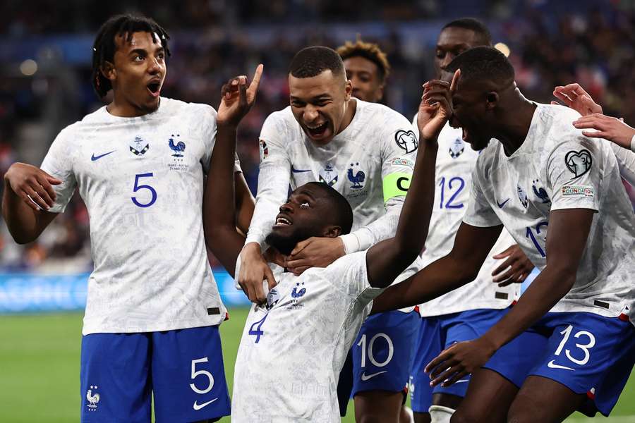 I calciatori francesi festeggiano Upamecano
