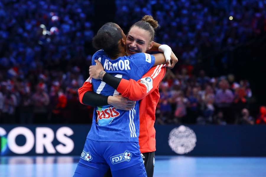 Laura Glauser (CSM Bucureşti) şi Orlane Kanor (Rapid Bucureşti) au câștigat titul mondial cu naționala Franței