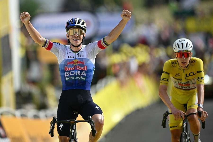 Remco Evenepoel celebra su victoria de etapa por delante de Pogacar Remco Evenepoel celebra su victoria de etapa por delante de Pogacar