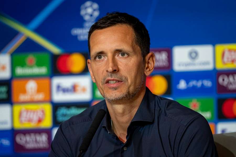 Dino Toppmöller auf der Pressekonferenz vor dem Spiel.