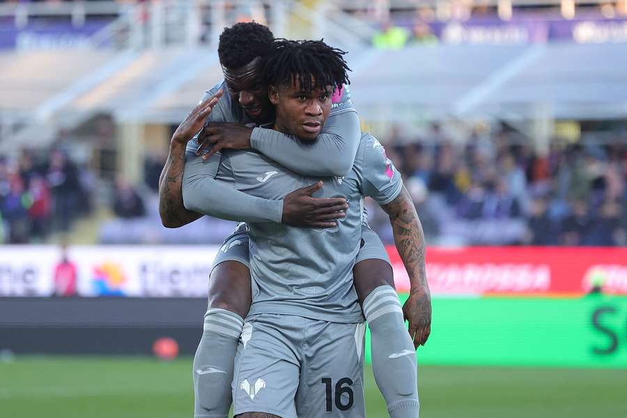 Jucătorii Veronei sărbătoresc marcarea unui gol