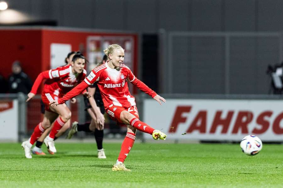 Gleich dreimal wird der FC Bayern zum Punkt geschickt