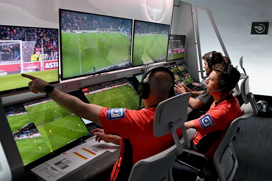 Im Video Assist Center in Köln ist die Zentrale des Video Assistant Referees (VAR) in der Bundesliga.