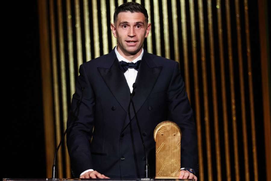 Emiliano Martínez recebe o troféu Lev Yashin novamente 