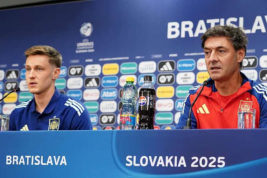 Santi Denia, a la derecha, y Turrientes, a la izquierda, en la rueda de prensa antes del debut en Eslovaquia