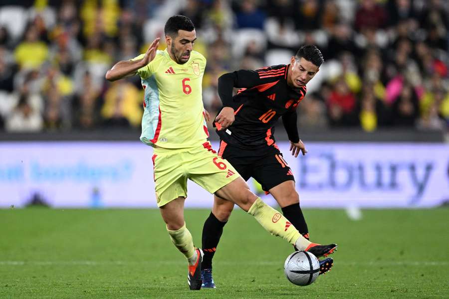 Mikel Merino defende a bola perante a aproximação de James Rodríguez