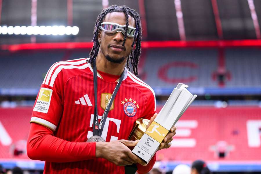 Ollis com o troféu de Jogador da Temporada da Bundesliga