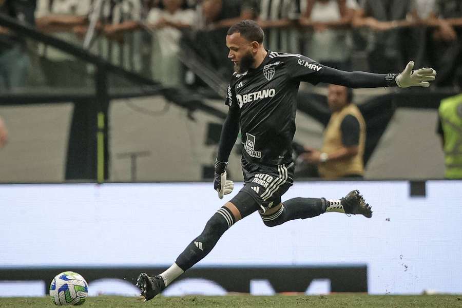 Éverson teve atuação importantíssima na vitória atleticana