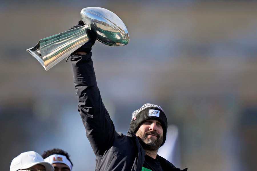 Nick Sirianni mit der Lombardi Trophy.