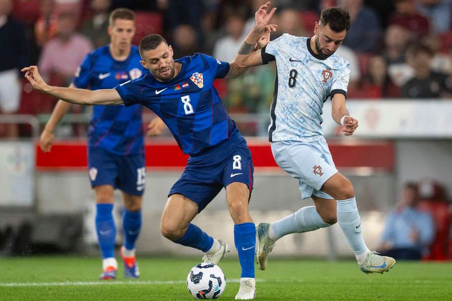 Bruno Fernandes disputa a bola com um adversário