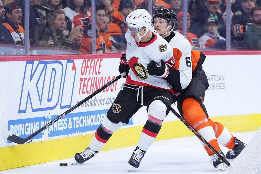 Tim Stützle prallt mit Travis Sanheim zusammen.