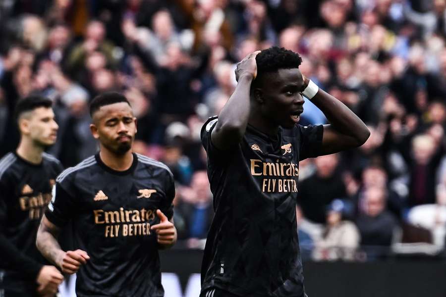 Bukayo Saka (R), do Arsenal, reage após perder um pênalti contra o West Ham