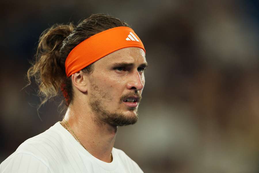 Zverev segue em frente