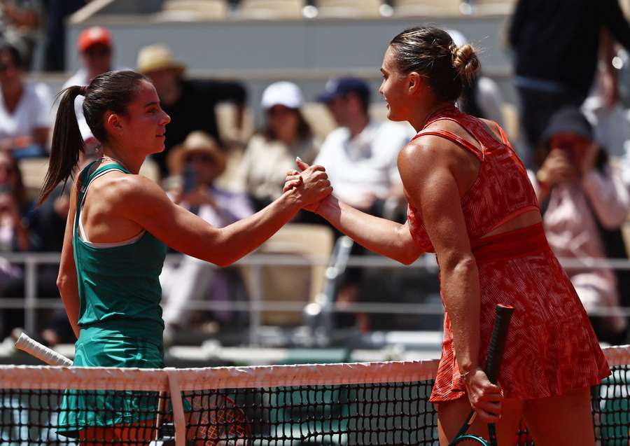 Sabalenka and Navarro shake hands after the match