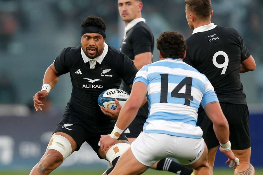 Ardie Savea défie Rodrigo Isgro 