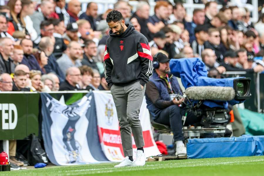 Rúben Amorim, abatido durante el partido contra el Newcastle el 13 de abril de 2025.