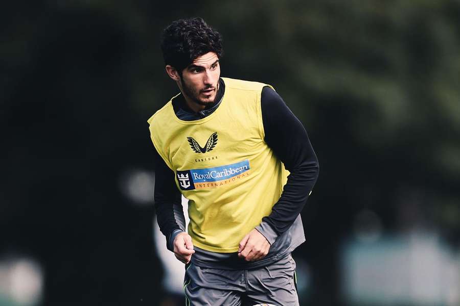 Gonçalo Guedes continua em Wolverhampton