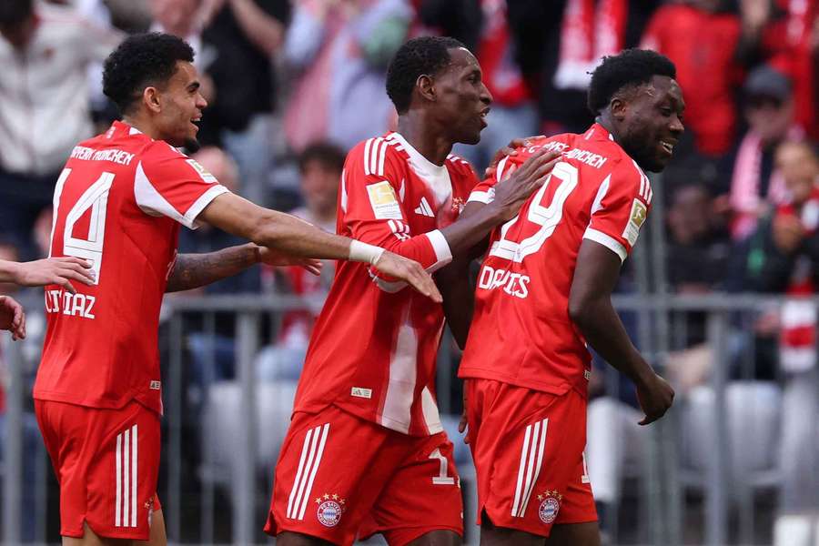 Diaz, Jackson et Davies après le but du 3 à 1.