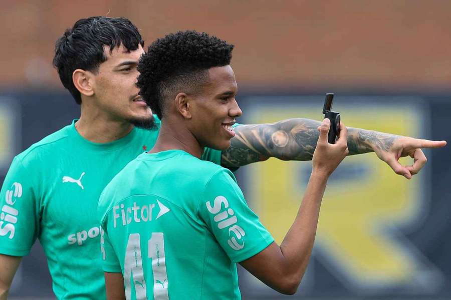 Estêvão registra momento de treino do Palmeiras ao lado de Gustavo Gómez