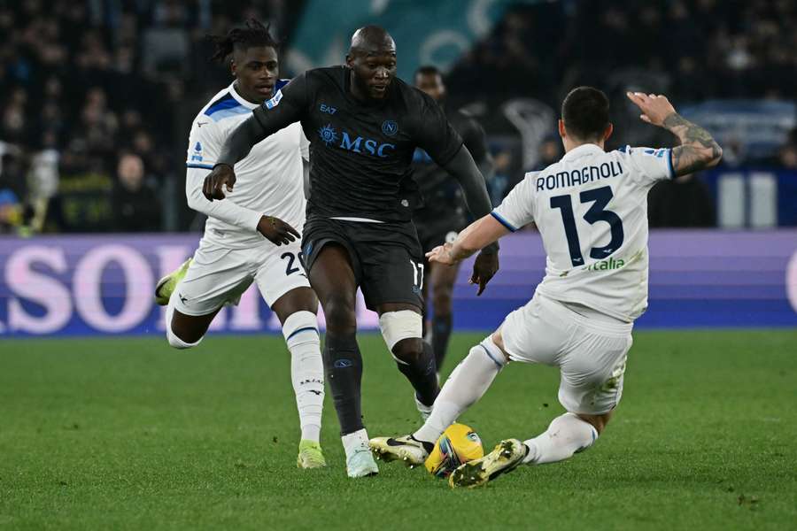 Lukaku y Romagnoli en un duelo