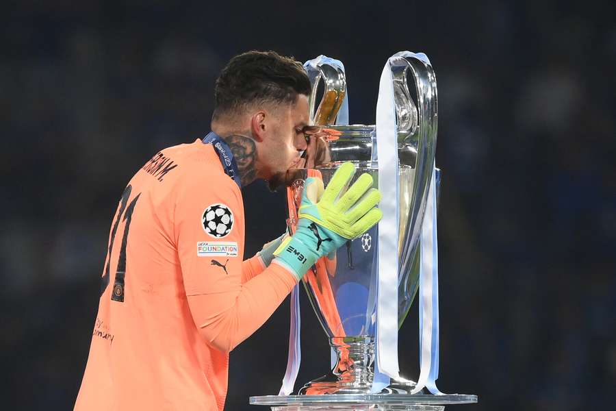 Ederson beija o troféu da Champions