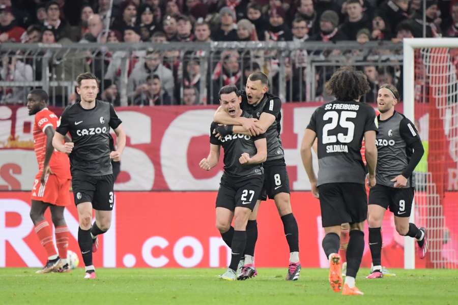 Nicolas Hoefler van SC Freiburg viert zijn doelpunt tegen Bayern München