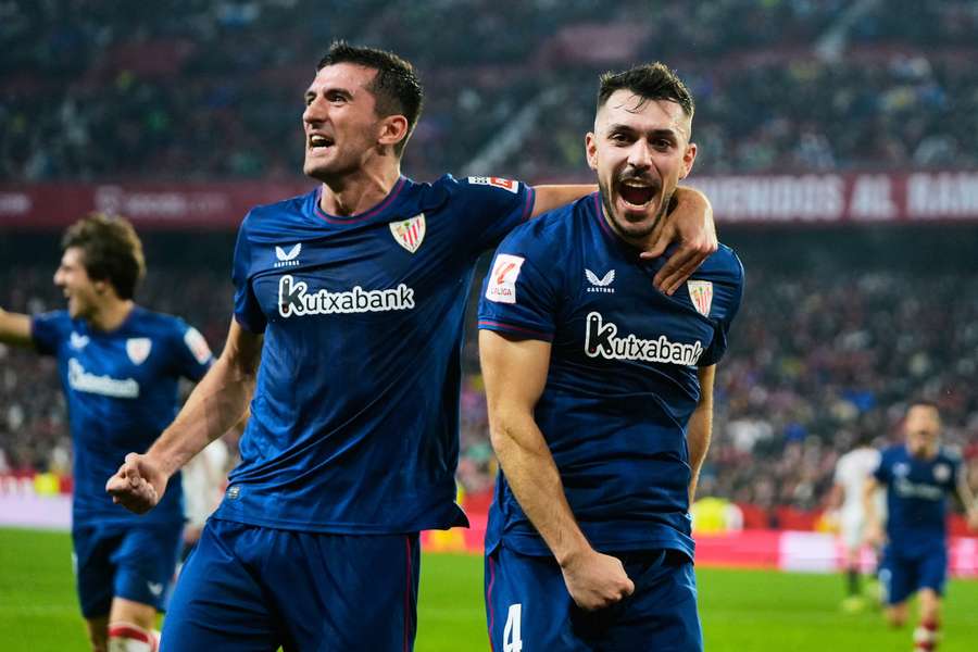 Dani Vivian y Aitor Paredes celebran un gol con el Athletic ante el Sevilla en el Pizjuán