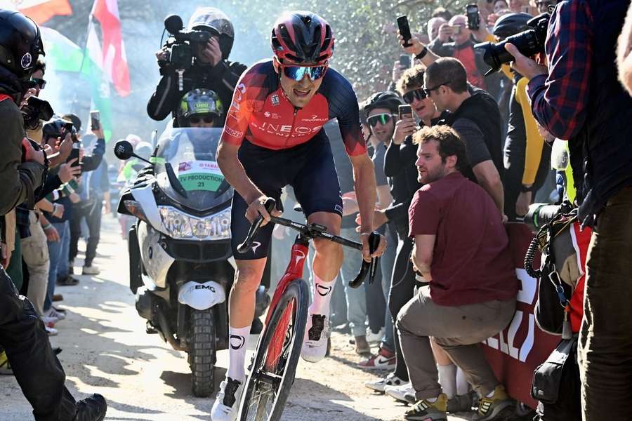 Thomas Pidcock kører alene i mål i Strade Bianche, Kron tager 10.plads