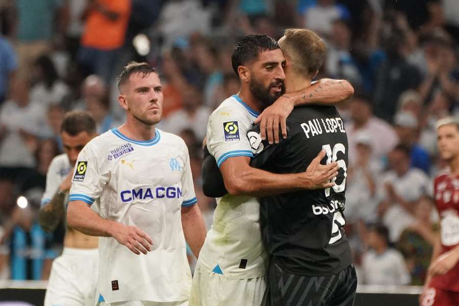 Samuel Gigot felicita a Pau López contra el Brest