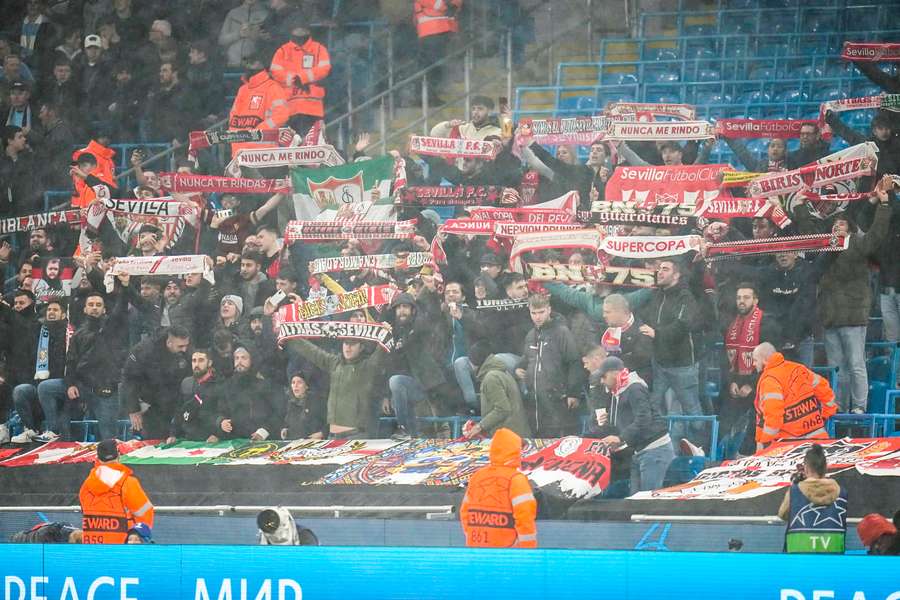 Aficionados del Sevilla, durante el partido ante el Manchester City.