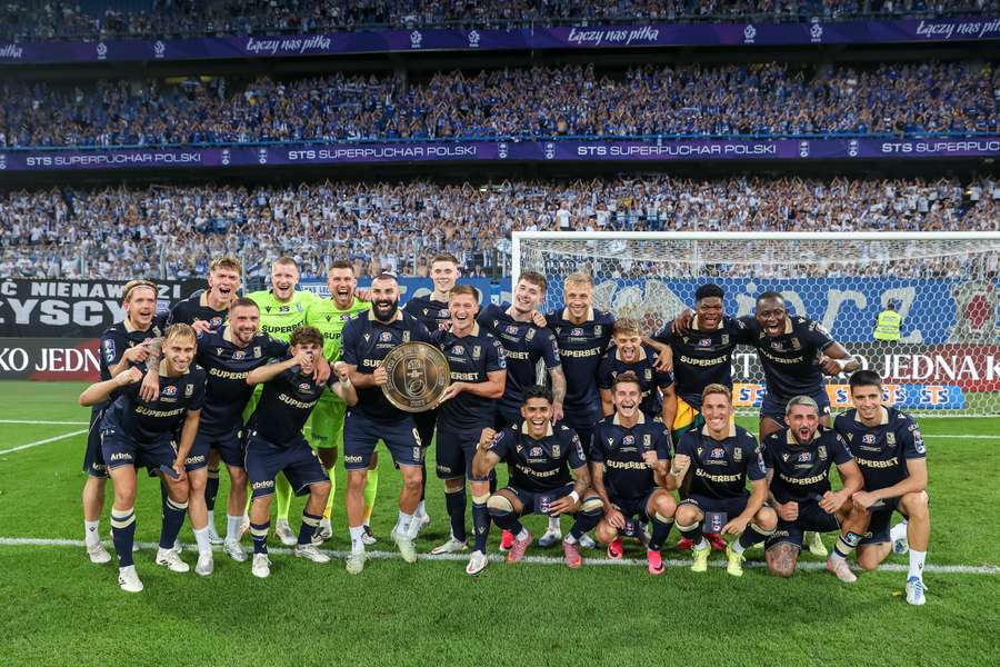 Piłkarze Lecha Poznań cieszą się po meczu o Superpuchar Polski z Górnikiem Zabrze, 16 bm. Lech wygrał 3:1 i po raz siódmy sięgnął po to trofeum. Piłkarze Lecha Poznań cieszą się po meczu o Superpuchar Polski z Górnikiem Zabrze, 16 bm. Lech wygrał 3:1 i po raz siódmy sięgnął po to trofeum.