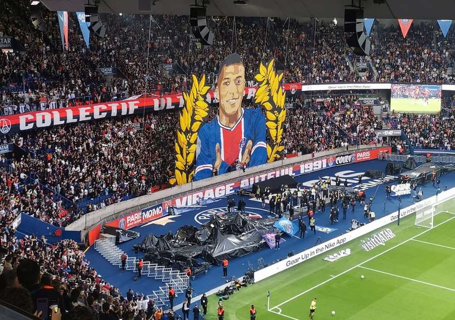 Un tifo à l'effigie de Mbappé est déployé